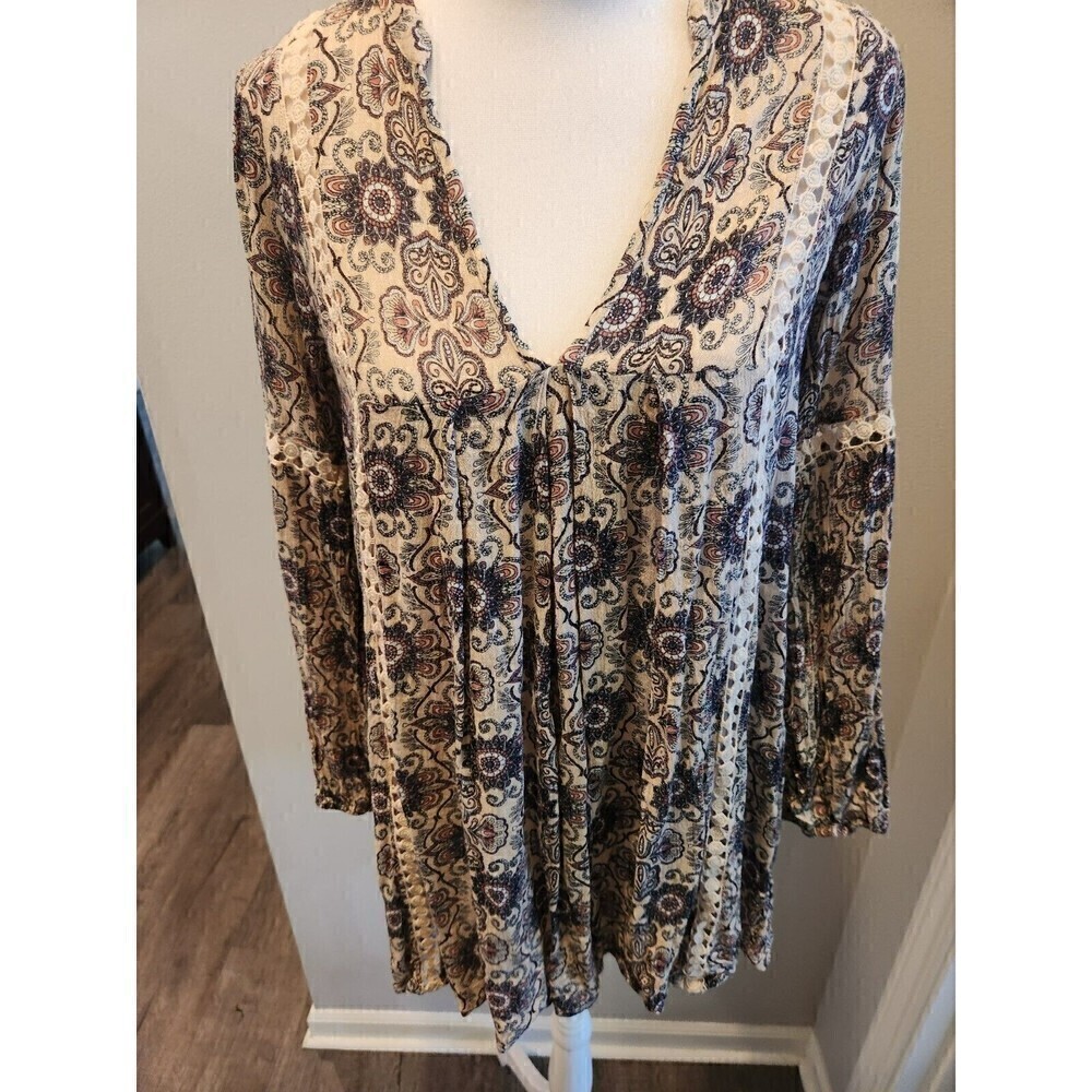 En Creme Anthropologie Boho Blouse tan w floral design and crochet accents sz s